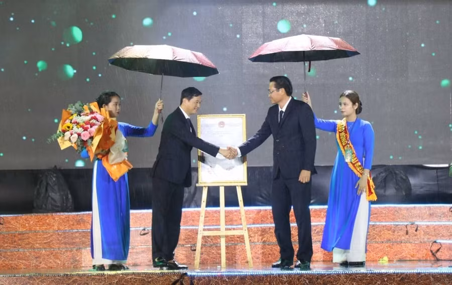 Lãnh đạo Cục Sở hữu Trí tuệ (Bộ Khoa học và Công nghệ) trao Giấy chứng nhận đăng ký chỉ dẫn địa lý “Trà Vinh” với sản phẩm “quả dừa sáp” cho lãnh đạo Ủy ban Nhân dân tỉnh Trà Vinh. (Ảnh: Thanh Hòa-TTXVN)