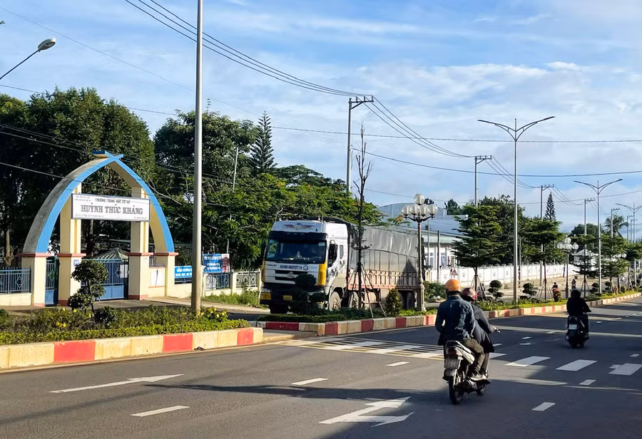 Xe tải có trọng tải lớn không thực hiện quy định phân luồng sẽ bị xử lý nghiêm. Ảnh: H.V