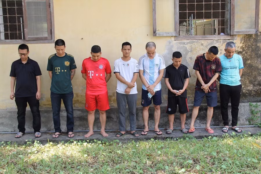 Các đối tượng đánh bạc sử dụng công nghệ cao bằng hình thức cá độ bóng đá quy mô lớn. Ảnh: Công an Nghệ An Các đối tượng đánh bạc sử dụng công nghệ cao bằng hình thức cá độ bóng đá quy mô lớn. Ảnh: Công an Nghệ An