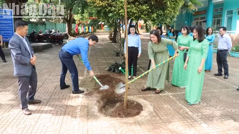 Anh Bùi Quang Huy, Bí thư thứ nhất Trung ương Đoàn và Phó Chủ tịch Ủy ban nhân dân tỉnh Đắk Lắk H'Yim Kdoh trồng cây lưu niệm tại Trường Tiểu học Võ Thị Sáu.