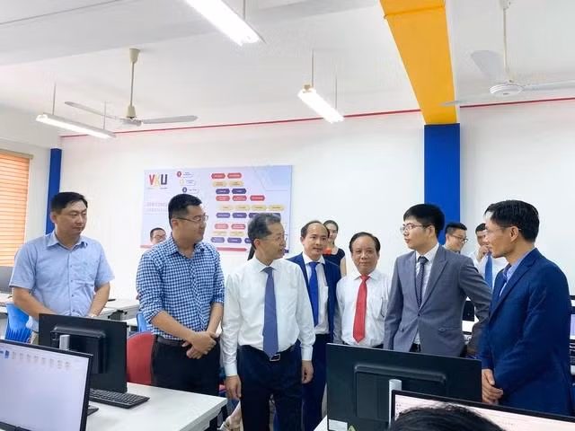 Ông Nguyễn Văn Quảng (thứ 3 từ trái qua), Bí thư Thành ủy Đà Nẵng, tham quan Trung tâm Vi mạch bán dẫn và Công nghệ thông minh. Ảnh: HUY ĐẠT