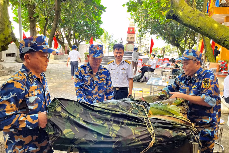Lá dong chuyển từ tàu lên đảo, phải bọc bằng vải ni lông để không bị ướt nước biển. Ảnh: M.T.H Lá dong chuyển từ tàu lên đảo, phải bọc bằng vải ni lông để không bị ướt nước biển. Ảnh: M.T.H