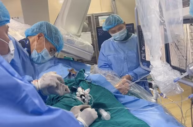 Bệnh nhân được các bác sỹ can thiệp thay van trong van qua đường ống thông. (Ảnh: PV/Vietnam+) Bệnh nhân được các bác sỹ can thiệp thay van trong van qua đường ống thông. (Ảnh: PV/Vietnam+)