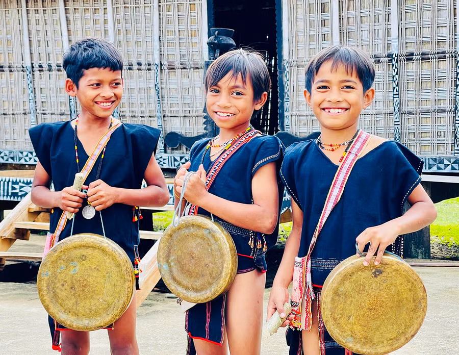 Các thành viên đội cồng chiêng “nhí” làng Mơ Hra-Đáp trong một buổi luyện tập. Ảnh: Trần Dung