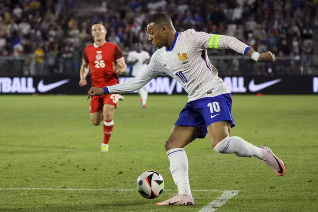Kylian Mbappe chỉ vào sân từ băng ghế dự bị