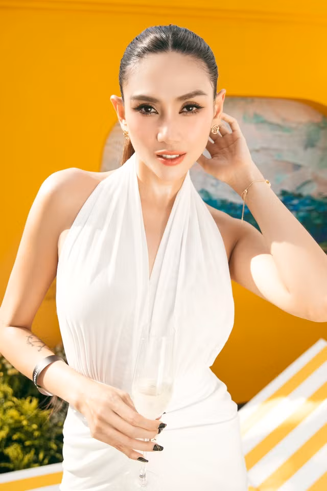 Siêu mẫu Võ Hoàng Yến chọn váy trắng, khoe vóc dáng thon gọn cùng nhan sắc quyến rũ. Hiện tại, cô là chân dài được nhiều nhà thiết kế lựa chọn để tham gia trình diễn tại các show thời trang. Ảnh:Team Kiếng Cận Siêu mẫu Võ Hoàng Yến chọn váy trắng, khoe vóc dáng thon gọn cùng nhan sắc quyến rũ. Hiện tại, cô là chân dài được nhiều nhà thiết kế lựa chọn để tham gia trình diễn tại các show thời trang. Ảnh:Team Kiếng Cận