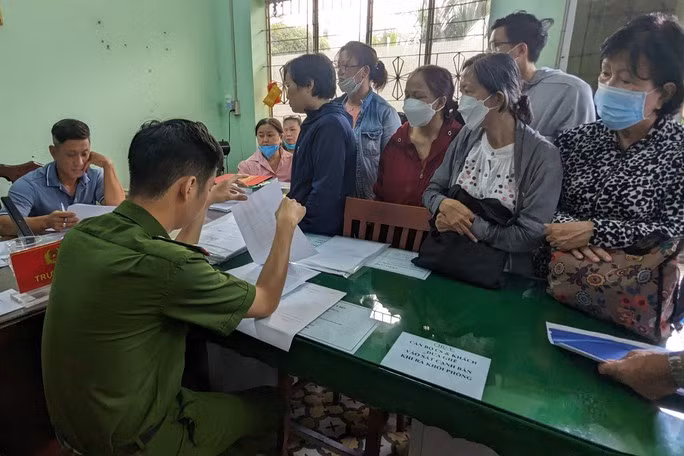 Nhiều người dân bị Vạn Thịnh Phát lừa đảo đi nộp hồ sơ tố cáo - Ảnh 3. Những ngày qua, liên tục có nhiều bị hại nộp hồ sơ liên quan đến Tập đoàn Vạn Thịnh Phát.