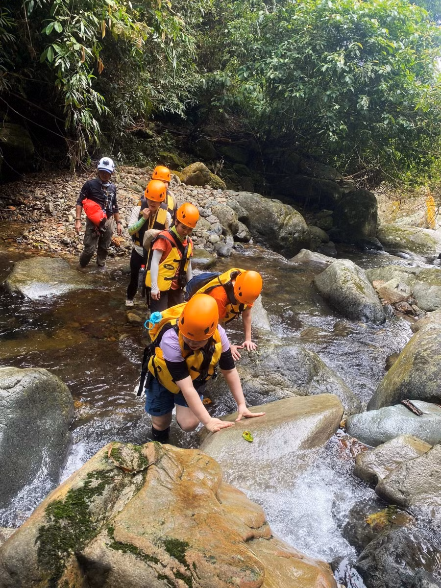Trước khi đi, du khách lưu ý mặc quần áo dễ thấm mồ hôi, đi tất cao cổ và giày có đế bám, dễ thoát nước để lội suối, băng rừng, mang theo thuốc xịt côn trùng, một số đồ ăn nhẹ để nạp năng lượng trên đường