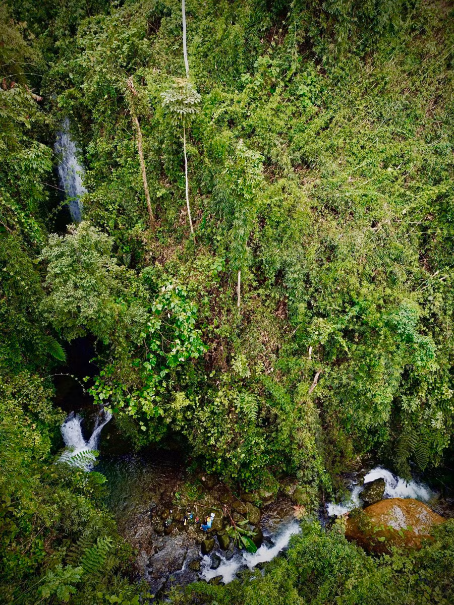 Theo anh Nguyễn Văn Thức, đồng sáng lập Thái Nguyên Adventure, để tới thác du khách phải đi bộ khoảng 5 km băng qua những nương chè trung du, xuyên qua khu vực Bằng Lũng từng là những đồi chè xanh mướt nhưng nay đã bỏ hoang, cây chè cao tới 3 - 4m