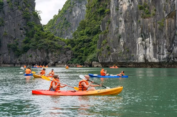 Dịch vụ cho thuê thuyền kayak trên Vịnh Hạ Long. Ảnh: Trọng Đức/NLĐO Dịch vụ cho thuê thuyền kayak trên Vịnh Hạ Long. Ảnh: Trọng Đức/NLĐO