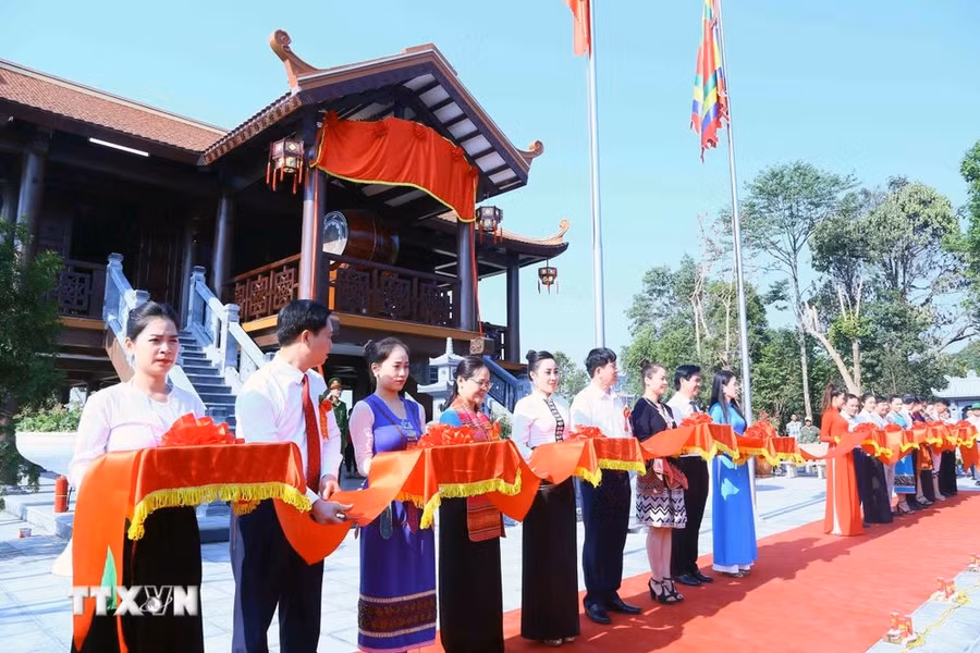 Các đại biểu thực hiện nghi thức cắt băng Khánh thành Đền thờ liệt sỹ tại Khu lịch sử - văn hóa đèo Pha Đin, giai đoạn I. (Ảnh: Quang Quyết/TTXVN)