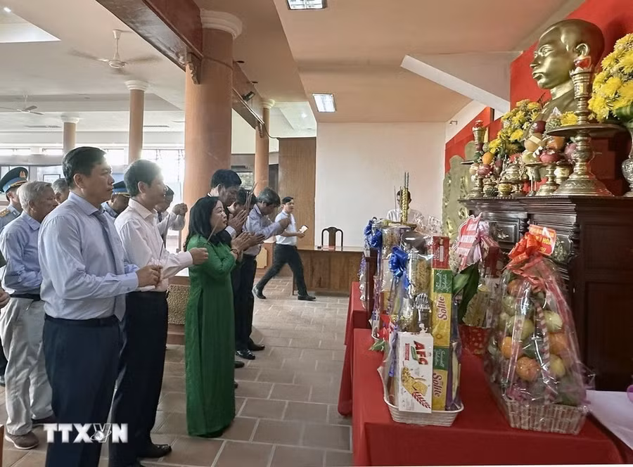 Lãnh đạo tỉnh Phú Yên dâng hương kỷ tưởng niệm Tổng Bí thư Trần Phú. (Ảnh: TTXVN phát)
