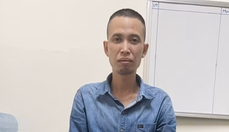 Nguyễn Văn Sơn tại cơ quan công an. Ảnh CA