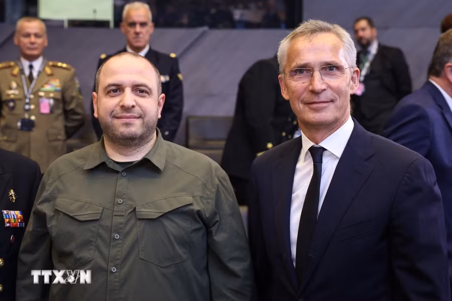 Bộ trưởng Quốc phòng Ukraine Rustem Umerov (trái) và Tổng Thư ký NATO Jens Stoltenberg (phải). (Ảnh: AFP/TTXVN)