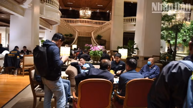 Các lực lượng chức năng Thái Lan làm việc xuyên đêm 16/7 bên trong khách sạn Grand Hyatt Erawan. (Ảnh: XUÂN SƠN) Các lực lượng chức năng Thái Lan làm việc xuyên đêm 16/7 bên trong khách sạn Grand Hyatt Erawan. (Ảnh: XUÂN SƠN)
