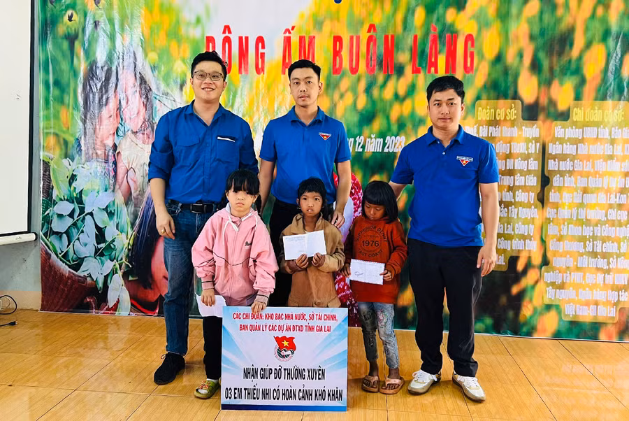 Các tổ chức Đoàn trực thuộc Đoàn khối các Cơ quan và Doanh nghiệp tỉnh nhận giúp đỡ thường xuyên 3 thiếu nhi có hoàn cảnh khó khăn của huyện Chư Sê. Ảnh: P.L