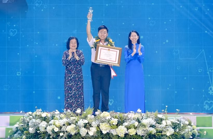 Tuyên dương công dân trẻ tiêu biểu Đặng Lê Minh Khang, sinh viên Đại học Y Dược TP. Hồ Chí Minh. (Ảnh: Hồng Giang/TTXVN)