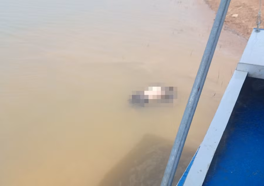 Thi thể được phát hiện trên lòng hồ thủy điện Ya Ly. Ảnh: HN Thi thể được phát hiện trên lòng hồ thủy điện Ya Ly. Ảnh: HN