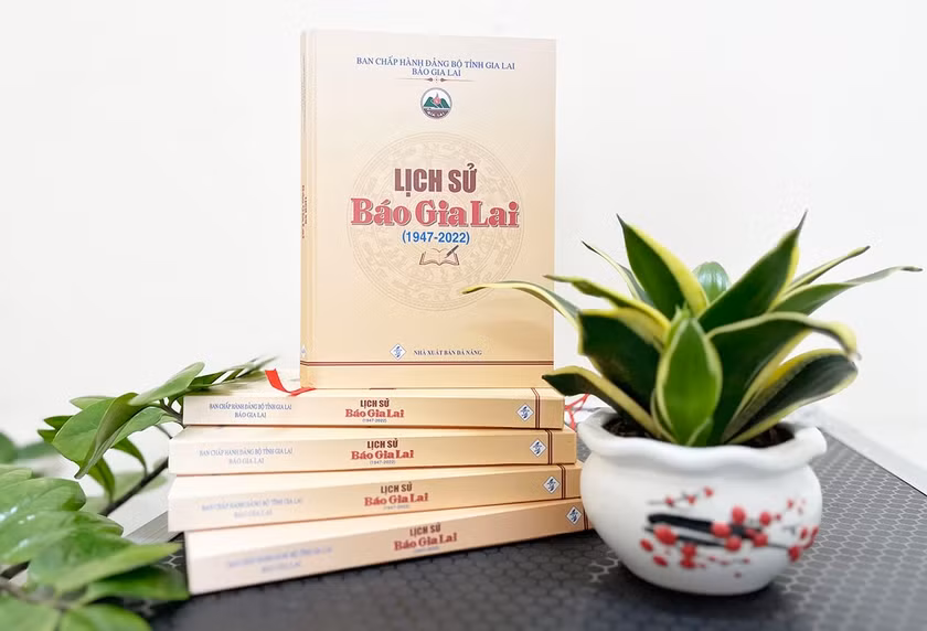 Bìa sách Lịch sử Báo Gia Lai (1947-2022). Ảnh: P.V