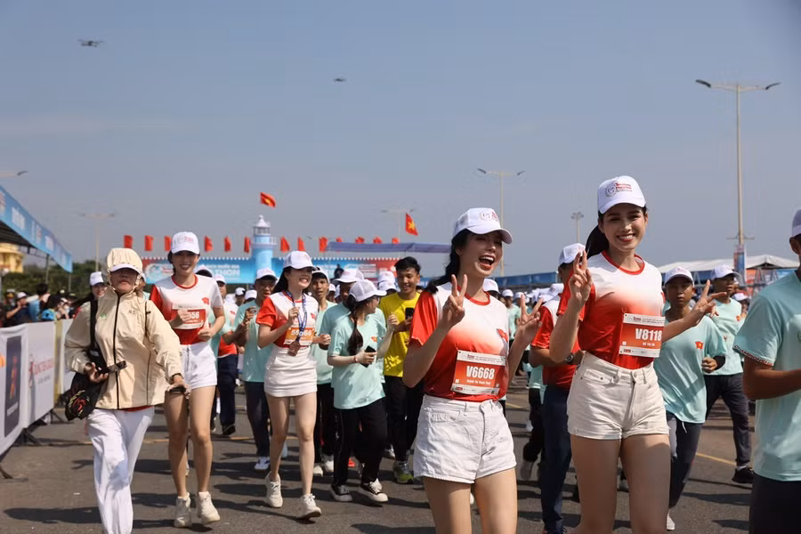 Dàn hoa hậu, á hậu và người đẹp Hoa hậu Việt Nam chạy đồng hành sau lễ khai mạc Tiền Phong Marathon 2024.