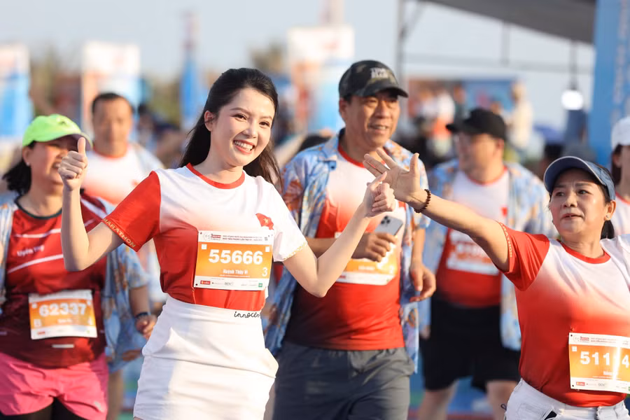 Hoa khôi Huỳnh Thúy Vi dậy từ tờ mờ sáng, có mặt trong hàng nghìn runner cự ly 5km hệ phong trào. Về đích ngon ơ, Vi khoe không hề mệt dù suốt mấy ngày nay phơi nắng cùng BTC xuất hiện ở nhiều sự kiện an sinh xã hội ý nghĩa của báo Tiền Phong và tỉnh Phú Yên tổ chức.