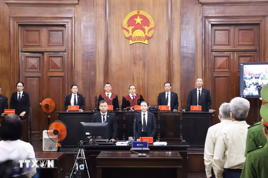 Hội đồng Xét xử tại phiên tòa. (Ảnh: Hồng Giang/TTXVN)