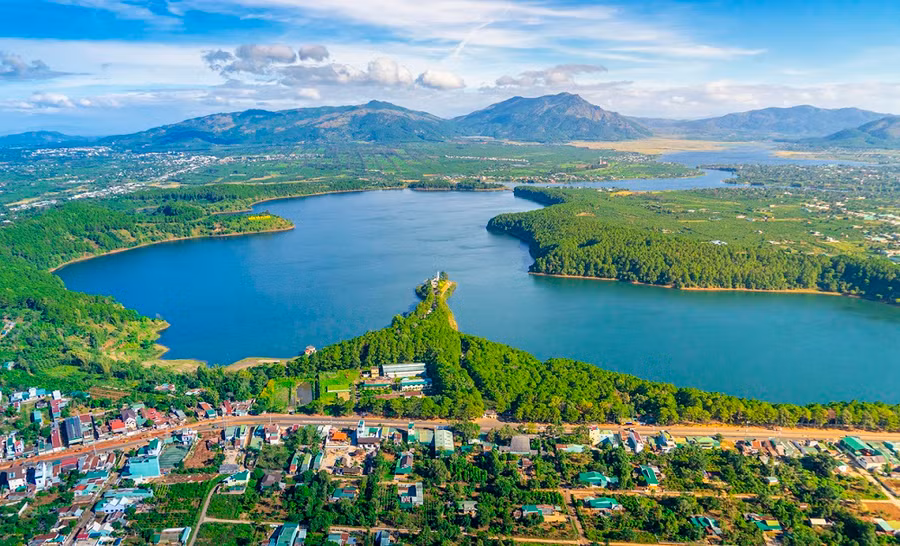 Đưa du lịch trở thành nền kinh tế xanh, bền vững, đưa Gia Lai trở thành điểm đến hấp dẫn của Tây Nguyên. Đưa du lịch trở thành nền kinh tế xanh, bền vững, đưa Gia Lai trở thành điểm đến hấp dẫn của Tây Nguyên.