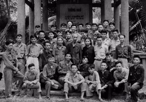 Chủ tịch Hồ Chí Minh với đại biểu dự Đại hội Chiến sỹ thi đua và Cán bộ gương mẫu toàn quốc tại Việt Bắc (1-6/5/1952). (Ảnh: TTXVN)