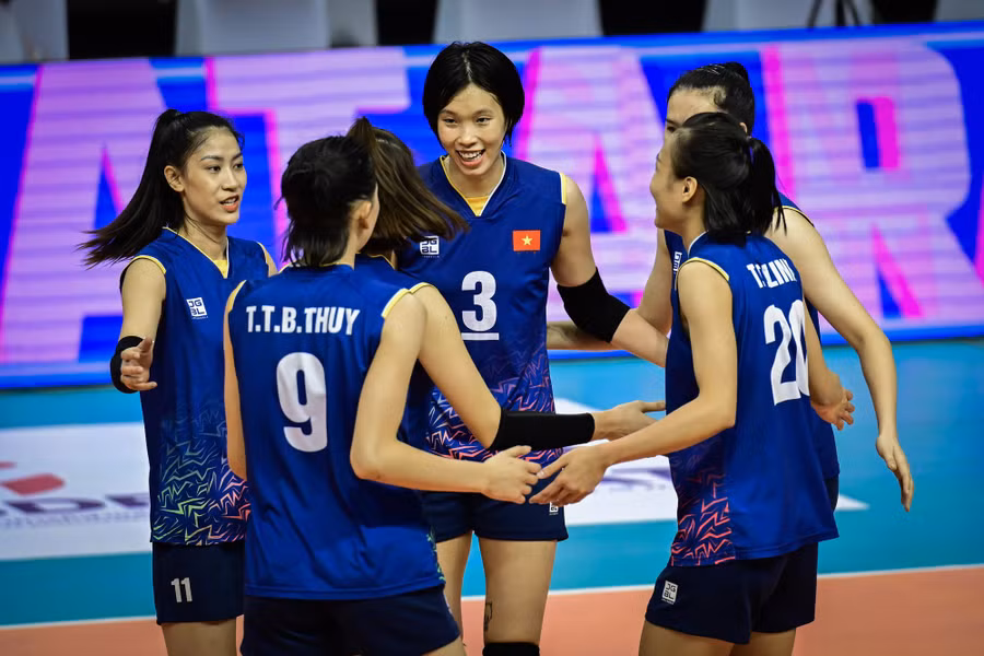 Thanh Thúy (giữa) chỉ chơi trong ván 1, còn Kiều Trinh (bìa trái) được cất trên băng ghế dự bị. Ảnh: AVC