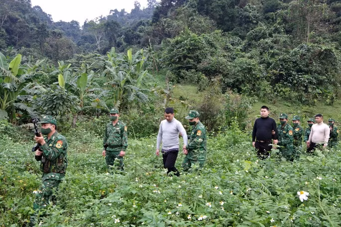 Hai đối tượng Nguyễn Trọng Dung, Vũ Văn Trọng cùng ô tô bán tải dùng để đưa đón 3 trường hợp mang quốc tịch Trung Quốc.