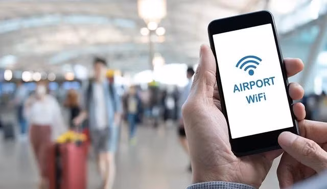 Wifi miễn phí tốc độ cao, dễ kết nối luôn là mong mỏi của nhiều du khách nước ngoài. ẢNH PV