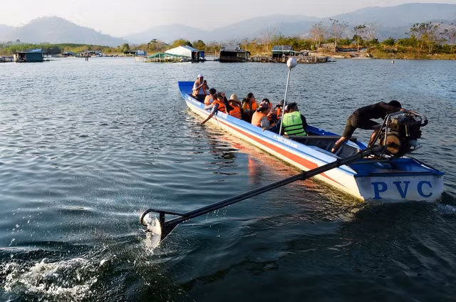 Nhân viên nhà hàng đưa du khách đi tham quan lòng hồ. Ảnh: ĐỨC NHẬT