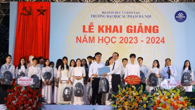 GS Nguyễn Văn Minh tặng quà các tân sinh viên K73 có thành tích đầu vào xuất sắc trong kỳ tuyển sinh 2023 xuất sắc (người đang nhận quà là Đinh Cao Sơn). Ảnh: THANH HÙNG
