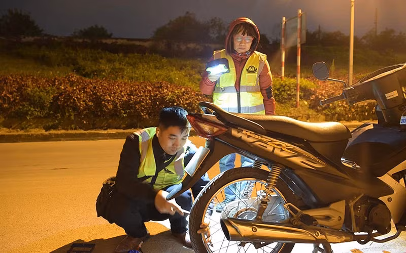 Thành viên Đội Cứu hộ Hà Nội vá xe giúp người đi đường trong đêm. Thành viên Đội Cứu hộ Hà Nội vá xe giúp người đi đường trong đêm.