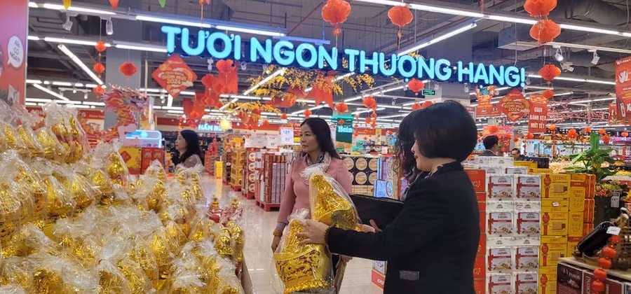 Mẫu mã hàng Tết đa dạng, đáp ứng nhu cầu tiêu dùng của người dân. (Ảnh: Đức Duy/Vietnam+)