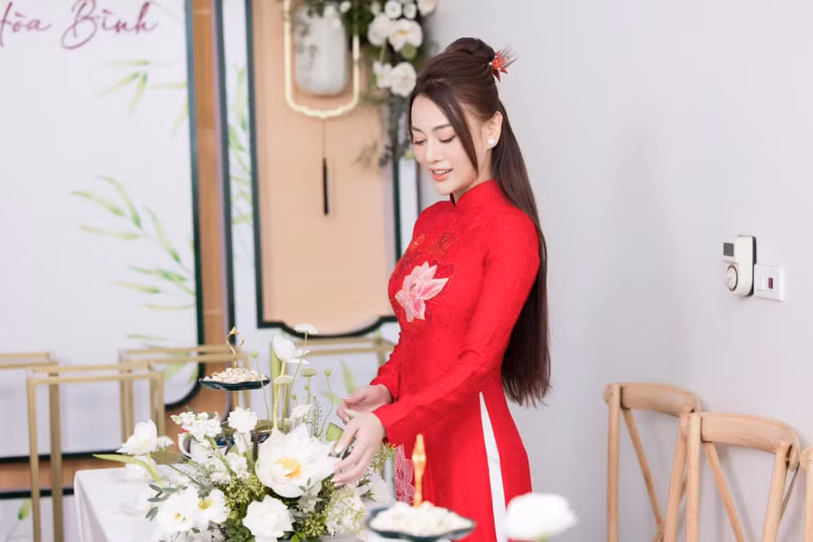 Lễ ăn hỏi được trang trí với sắc trắng chủ đạo và hoa sen. Ảnh: Facebook Ngọc Hân Lễ ăn hỏi được trang trí với sắc trắng chủ đạo và hoa sen. Ảnh: Facebook Ngọc Hân