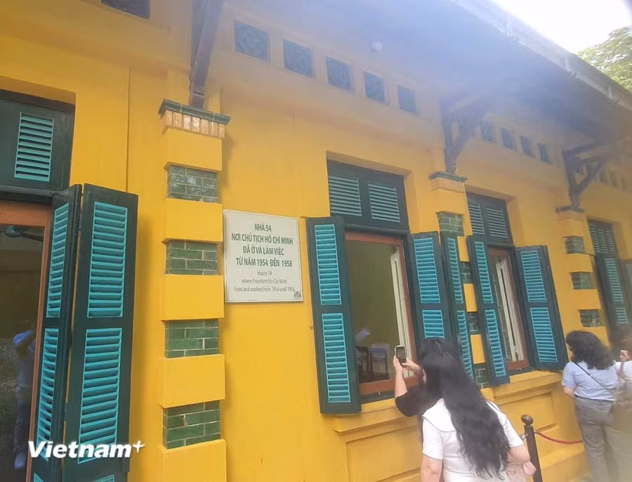Di tích nhà 54 - nơi Chủ tịch Hồ Chí Minh ở, làm việc từ cuối năm 1954 đến giữa tháng 5/1958. (Ảnh: Vietnam+) Di tích nhà 54 - nơi Chủ tịch Hồ Chí Minh ở, làm việc từ cuối năm 1954 đến giữa tháng 5/1958. (Ảnh: Vietnam+)