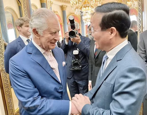 Chủ tịch nước Võ Văn Thưởng và Nhà vua Anh Charles III. (Ảnh: TTXVN phát)