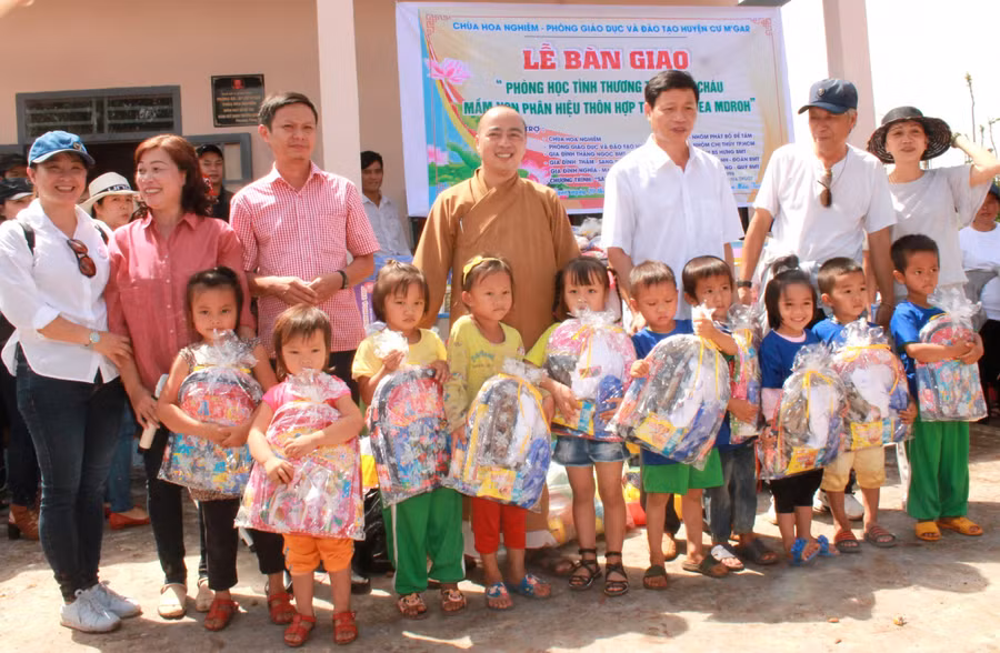 Đại đức Thích Minh Đăng, Trụ trì Chùa Hoa Nghiêm cùng các mạnh thường quân bàn giao phòng học tình thương tại thôn Hợp Thành (xã Ea M'droh, huyện Cư M’gar).