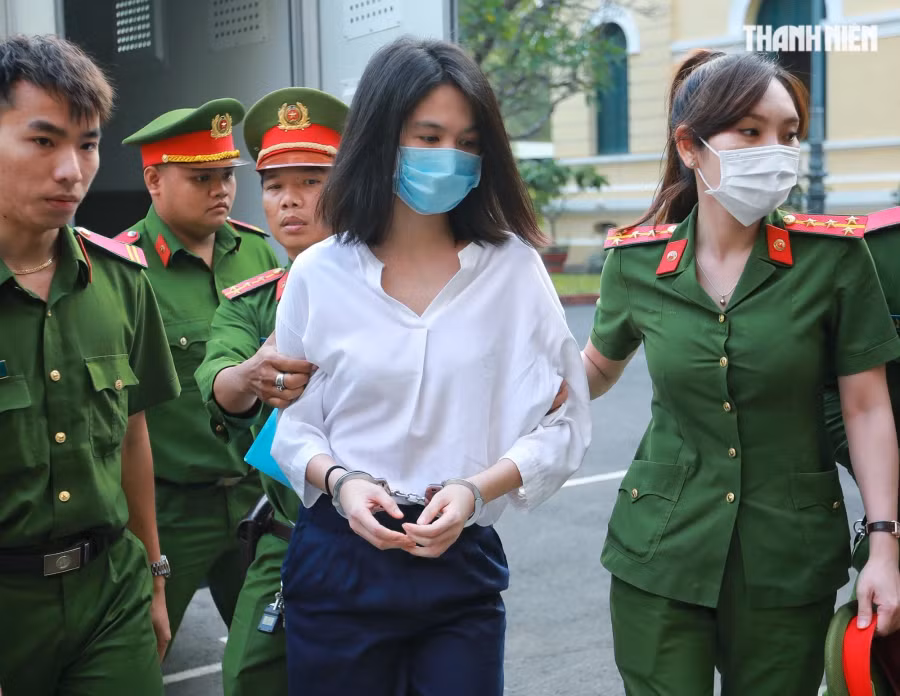 Bị cáo Ngọc Trinh bị áp giải đến tòa. Ảnh: NGỌC DƯƠNG