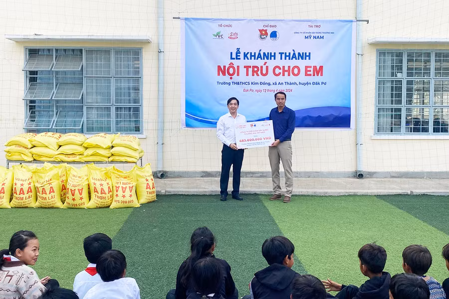 Các nhà tài trợ bàn giao công trình Nhà nội trú cho em cho Trường Tiểu học và THCS Kim Đồng. Ảnh: Phan Lài