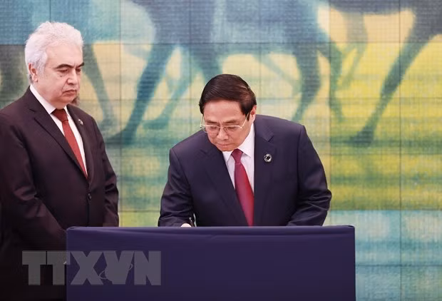 Thủ tướng Phạm Minh Chính ký sổ lưu niệm khi đến thăm Bảo tàng Tưởng niệm hòa bình Hiroshima. (Ảnh: Dương Giang/TTXVN)