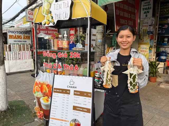 Mỗi ngày bán từ 70-100 ống tre đựng thức uống, vượt xa sự mong đợi của cô chủ trẻ.