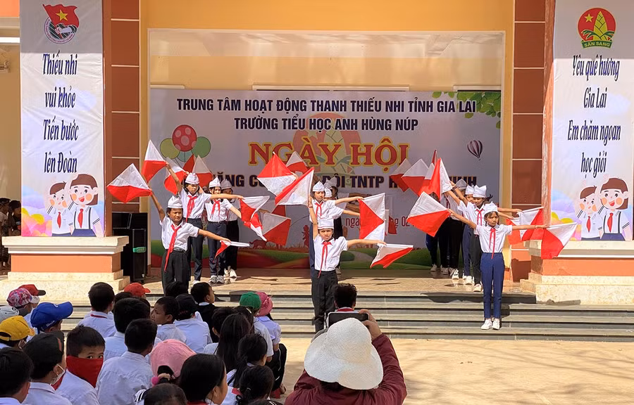 Các em Đội viên Liên đội Trường Tiểu học Anh Hùng Núp đồng diễn Semapho. Ảnh: Hà Đức Thành Các em Đội viên Liên đội Trường Tiểu học Anh Hùng Núp đồng diễn Semapho. Ảnh: Hà Đức Thành