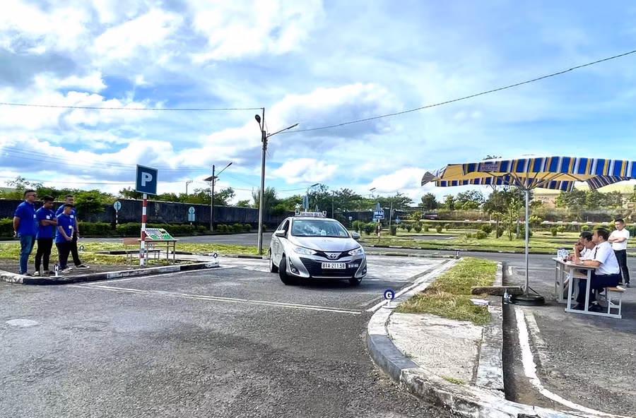 Giáo viên đến từ các cơ sở đào tạo lái xe trên địa bàn tỉnh tham gia Hội thi giáo viên lái xe giỏi-an toàn năm 2023 thực hiện phần thi của mình. Ảnh: M.P