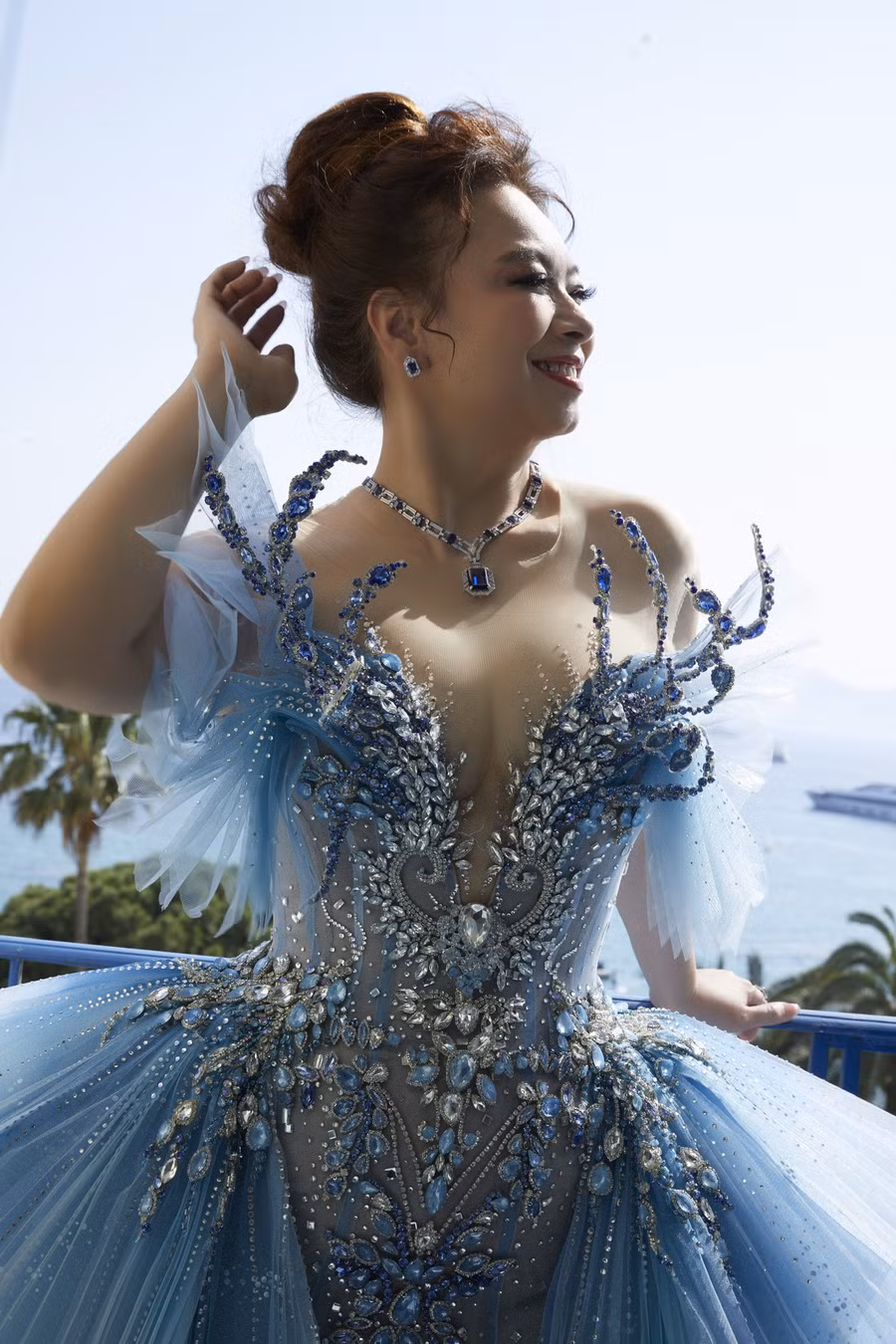 Riêng NTK Anh Thư, cô cũng có những chia sẻ về quá trình thực hiện thiết kế này. “Bộ váy cho doanh nhân Lan Anh được lấy ý tưởng từ sự huyền bí của đại dương. Thiết kế được chuyển Ombre tone màu từ bạc-ngọc đến xanh thẳm với hoạ tiết đính kết cầu kỳ tinh tế với phần phom đuôi cá và tùng xếp phi tầng khối trendy” – cô nói.