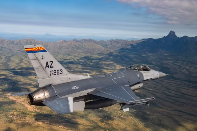 Một chiếc F-16, loại máy bay chiến đấu hiện đại mà Ukraine đã sở hữu một số chiếc. Ảnh: AIR FORCE TECH