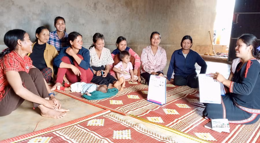 Cô đỡ H'Nhach (ngoài cùng bìa phải) tuyên truyền cho phụ nữ trong làng về việc chăm sóc sức khỏe sinh sản. Ảnh: Như Nguyện