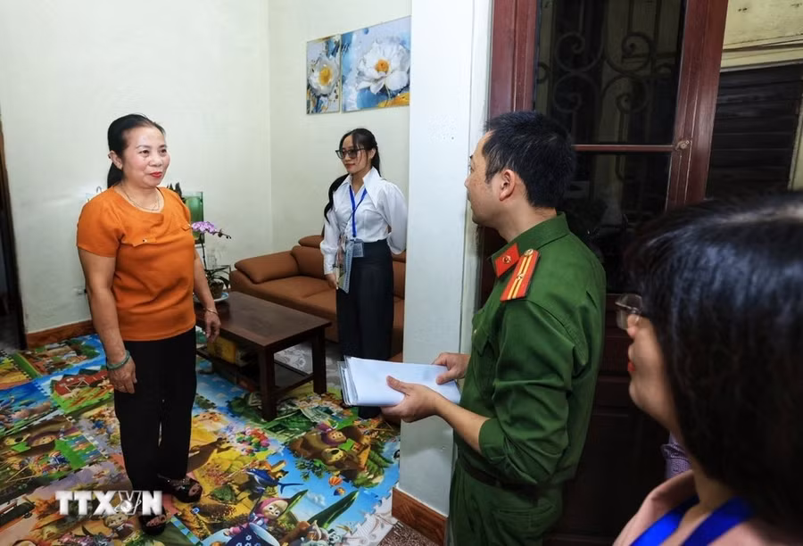 Các điều tra viên kiểm tra thông tin hộ bà Nguyễn Thị Nhung, số 14, ngõ 698, Lạc Long Quân, Phường Nhật Tân, quận Tây Hồ. (Ảnh: Tuấn Anh/TTXVN)