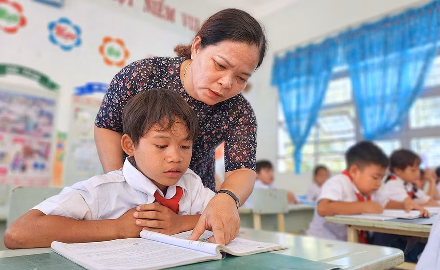 Nhờ sự tận tình chỉ dạy của cô Phan Thị Khánh, em Rơ Châm Ngoan (lớp 4A) đã có nhiều tiến bộ trong đọc, viết tiếng Việt. Ảnh: M.T